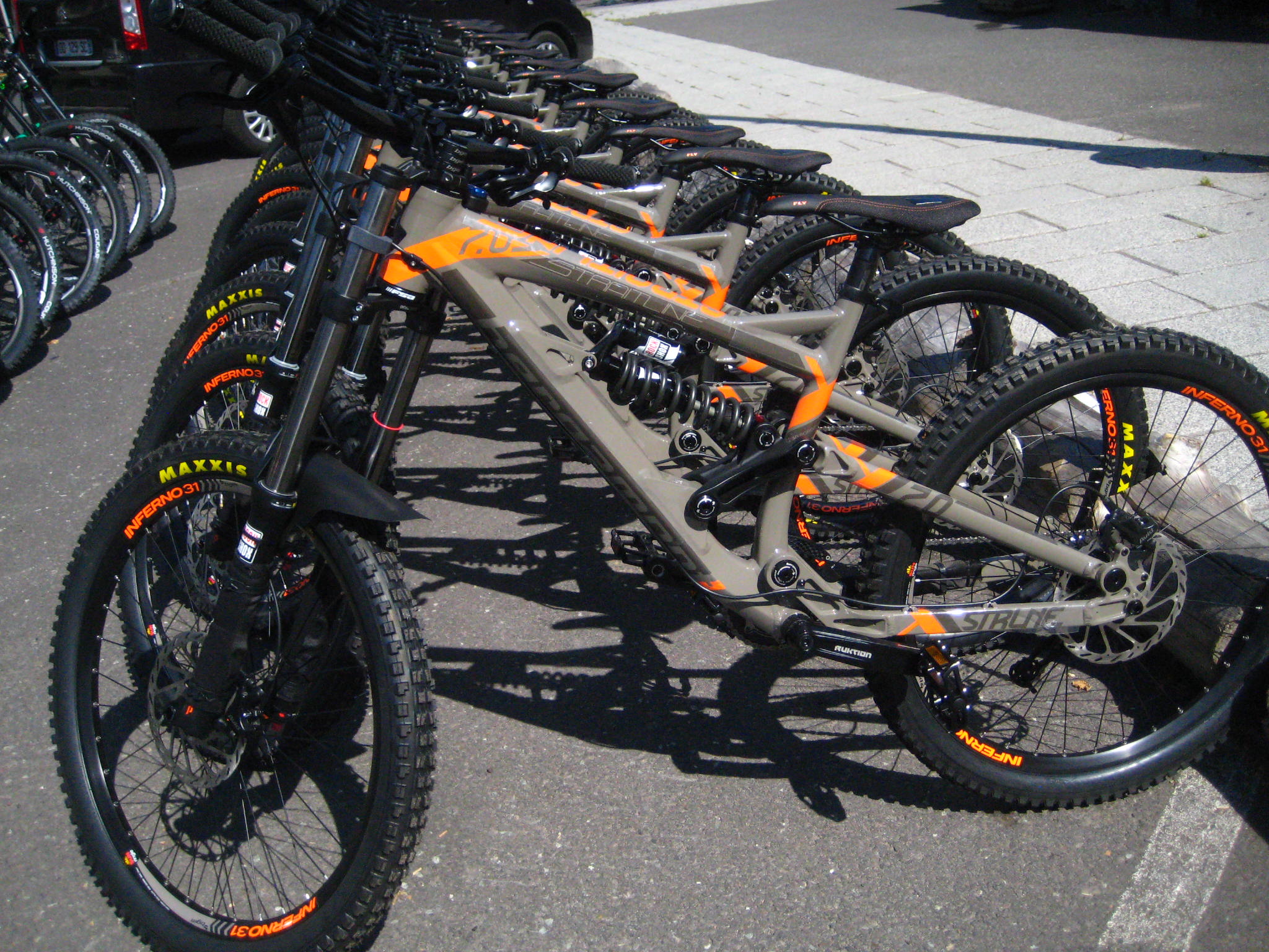 Nouveaux VTT de DH Giant et Bergamont chez Centsix VTT Centsix
