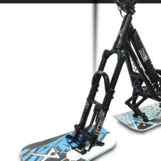 Snowscoot tout suspendu Centsix EuphoriX 1.6 noir et board Centsix ClassiX bleue.